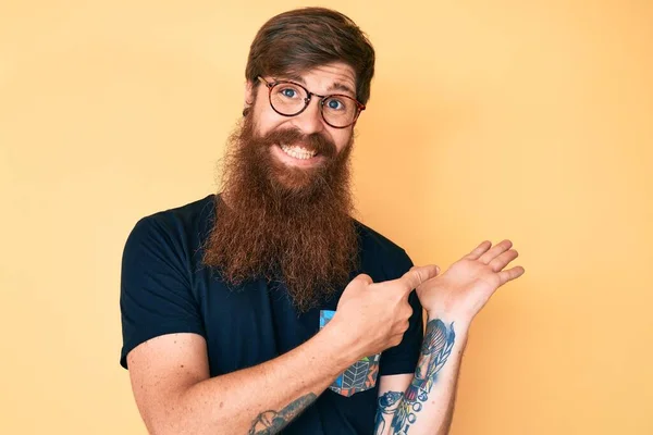 Knappe Jonge Roodharige Man Met Lange Baard Casual Kleding Bril — Stockfoto