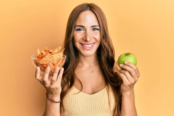 Giovane Donna Bruna Con Nachos Mela Verde Sana Sorridente Con — Foto Stock