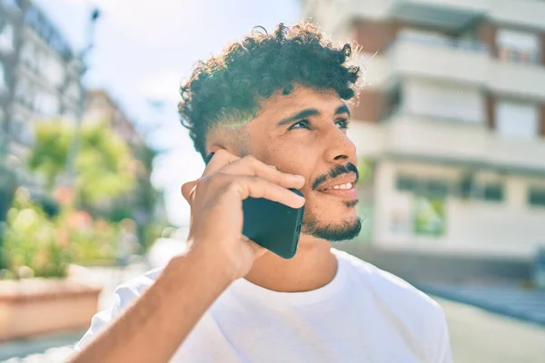 Молодой Араб Улыбается Счастливо Разговаривая Смартфону Прогуливаясь Городу — стоковое фото