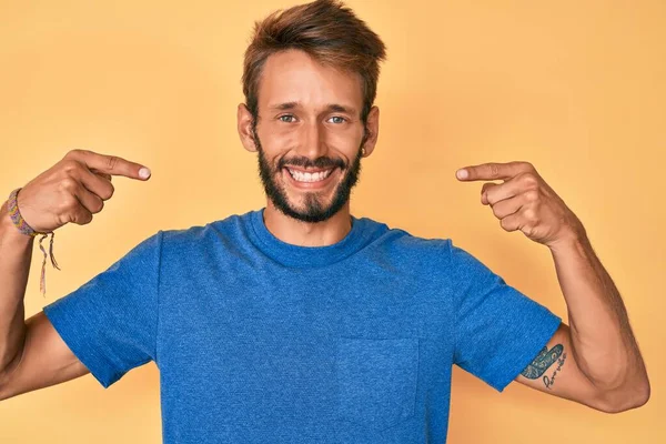 Hombre Caucásico Guapo Con Barba Vistiendo Ropa Casual Mirando Confiado — Foto de Stock