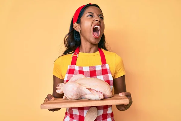 Ung Indian Flicka Bär Kock Förkläde Och Hålla Kyckling Arg — Stockfoto