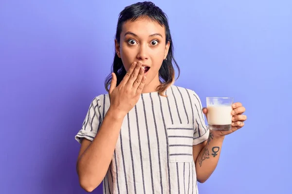 Junge Frau Mit Milchglas Das Den Mund Mit Der Hand — Stockfoto