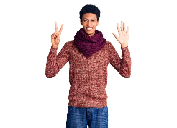 Jovem Afro Americano Vestindo Camisola Inverno Casual Cachecol Mostrando Apontando — Fotografia de Stock