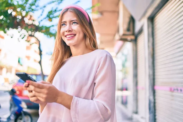 Jovem Caucasiana Sorrindo Feliz Usando Smartphone Cidade — Fotografia de Stock