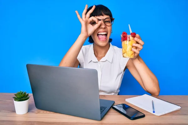 Hermosa Mujer Morena Trabajando Oficina Comiendo Fruta Sana Sonriendo Feliz — Foto de Stock