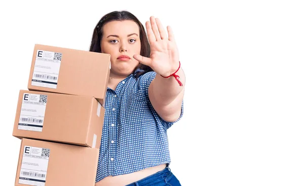 Ung Storlek Kvinna Håller Leverans Paket Med Öppen Hand Gör — Stockfoto