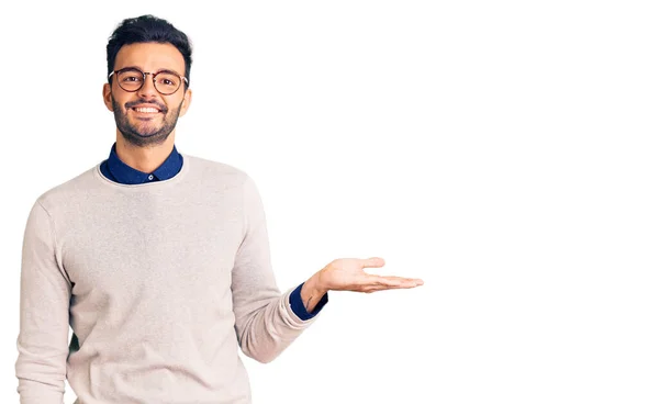 Jovem Hispânico Bonito Vestindo Roupas Elegantes Óculos Sorrindo Alegre Apresentando — Fotografia de Stock