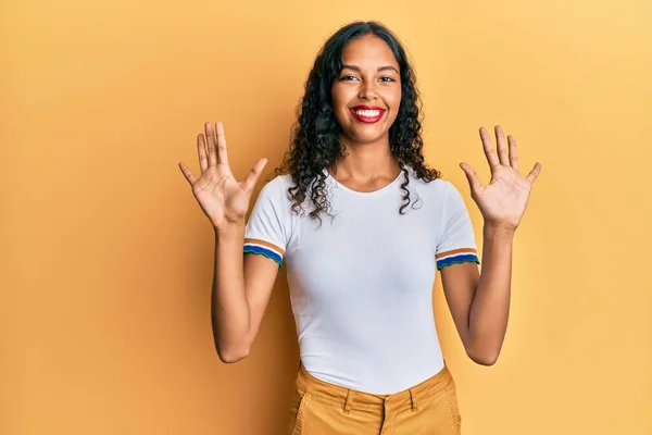 Ung Afrikansk Amerikansk Flicka Bär Casual Kläder Visar Och Pekar — Stockfoto