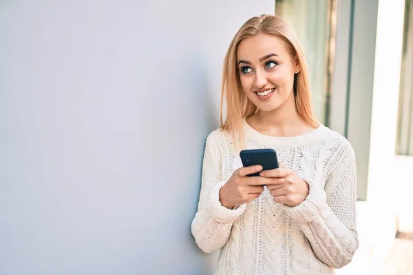 Jovem Loira Sorrindo Feliz Usando Smartphone Cidade — Fotografia de Stock