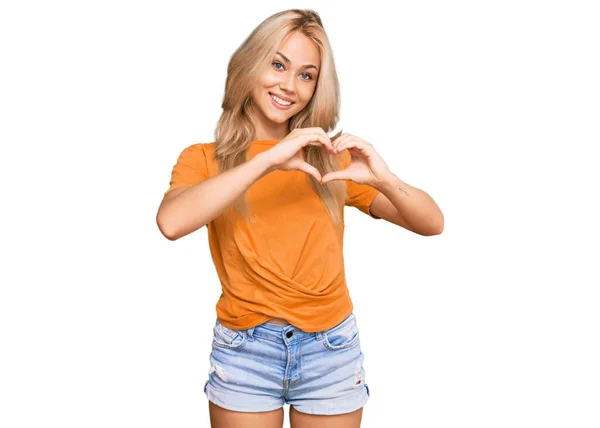 Chica Rubia Joven Con Ropa Casual Sonriendo Amor Mostrando Símbolo —  Fotos de Stock