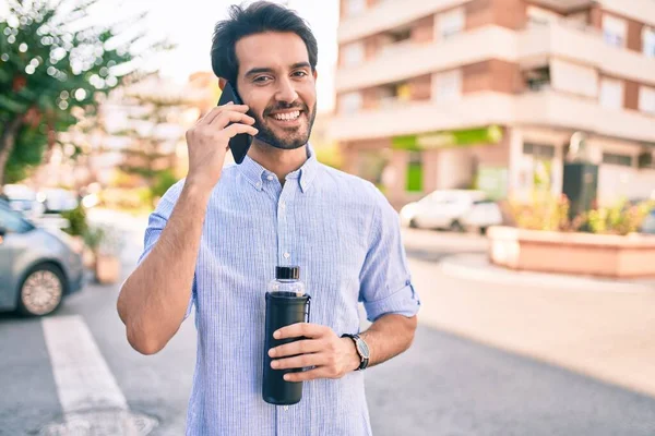 Jeune Homme Hispanique Souriant Heureux Parler Sur Smartphone Ville — Photo