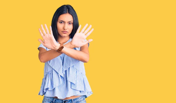 Junge Schöne Lateinische Mädchen Tragen Lässige Kleidung Ablehnung Ausdruck Kreuzen — Stockfoto