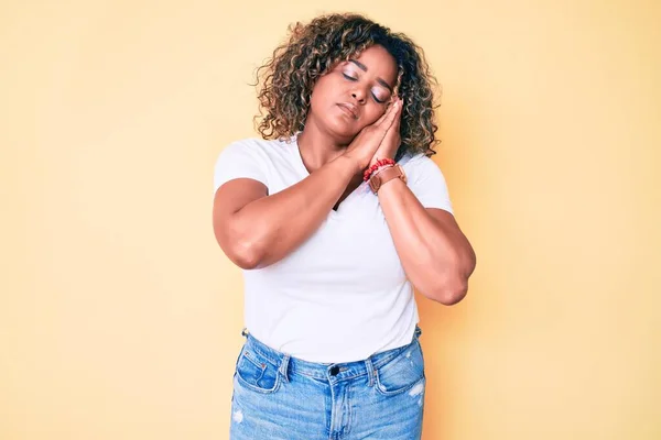 Jovem Afro Americana Size Mulher Vestindo Camisa Branca Casual Dormindo — Fotografia de Stock