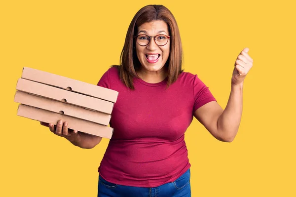 Lateinische Frau Mittleren Alters Hält Lieferung Pizzaschachtel Schreiend Stolz Feiert — Stockfoto