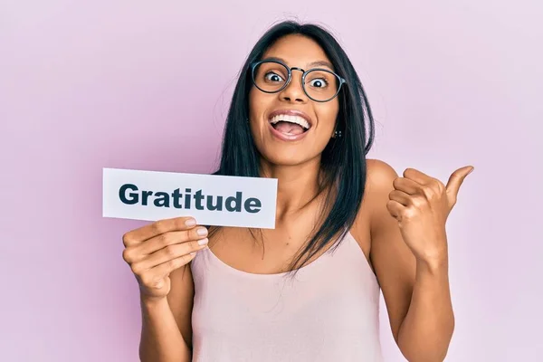 Young African American Woman Holding Gratitude Message Paper Pointing Thumb — Stock Photo, Image