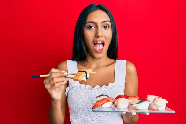若いですブルネット女性食べるオムレツ寿司使用して箸祝クレイジーと驚きの成功のためにオープン目叫び興奮 — ストック写真