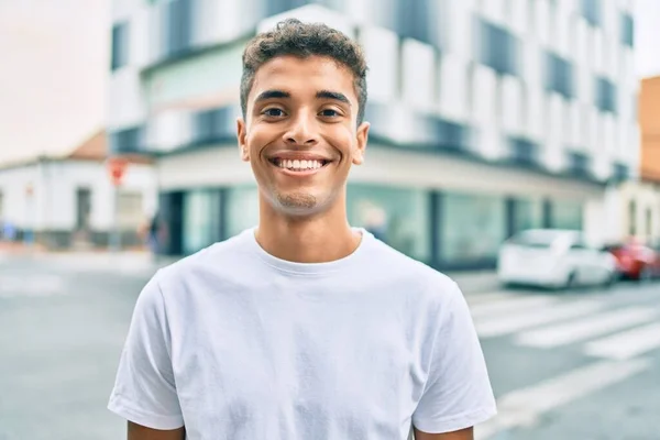 Νεαρός Λατίνος Χαμογελά Ευτυχισμένος Περπατώντας Στην Πόλη — Φωτογραφία Αρχείου