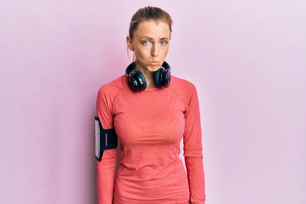 Vacker Kaukasiska Kvinna Bär Sportkläder Och Armband Deprimerad Och Oroa — Stockfoto
