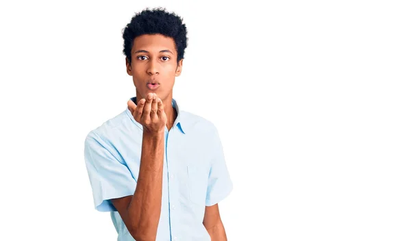 Jovem Afro Americano Vestindo Roupas Casuais Olhando Para Câmera Soprando — Fotografia de Stock