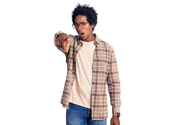 Hombre Afroamericano Guapo Con Pelo Afro Usando Ropa Casual Gafas — Foto de Stock