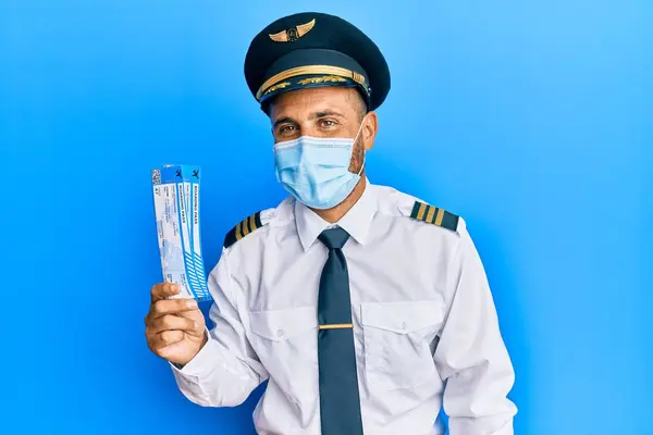 Homem Piloto Bonito Com Barba Usando Máscara Segurança Segurando Cartão — Fotografia de Stock