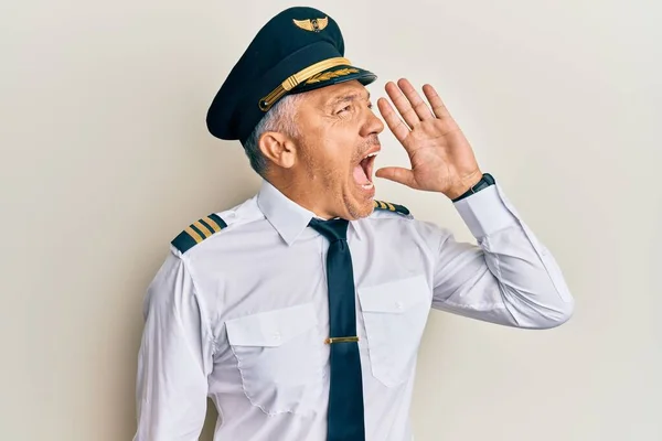Schöner Reifer Mann Mittleren Alters Flugzeugpilotenuniform Der Schreit Und Laut — Stockfoto