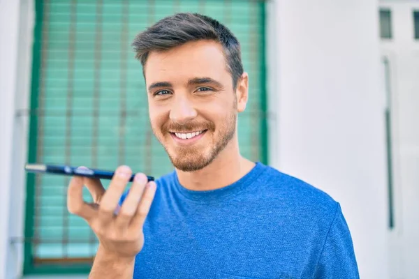 Jovem Caucasiano Sorrindo Feliz Enviando Mensagem Voz Usando Smartphone Cidade — Fotografia de Stock