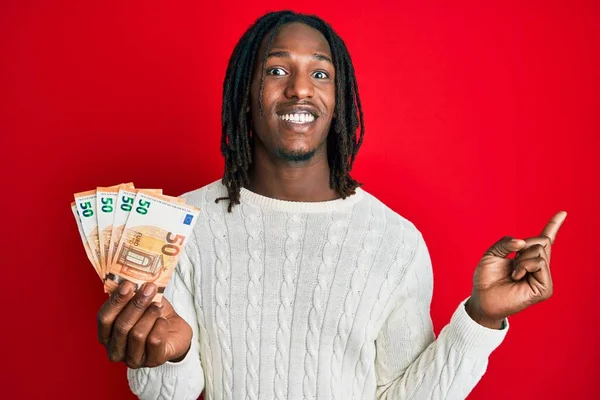 Afro Amerikaanse Man Met Vlechten Met Een Bos Van Eurobankbiljetten — Stockfoto