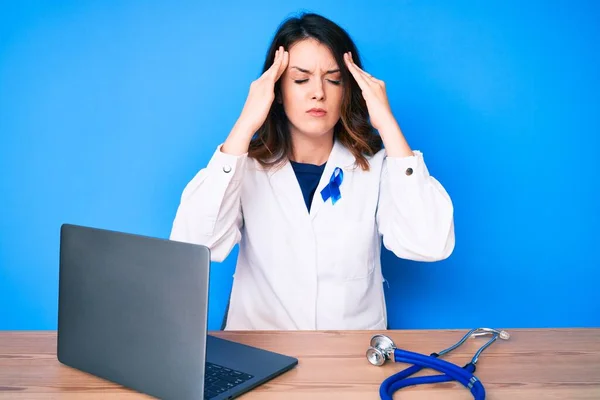 Joven Mujer Morena Hermosa Vistiendo Uniforme Médico Con Cinta Azul — Foto de Stock