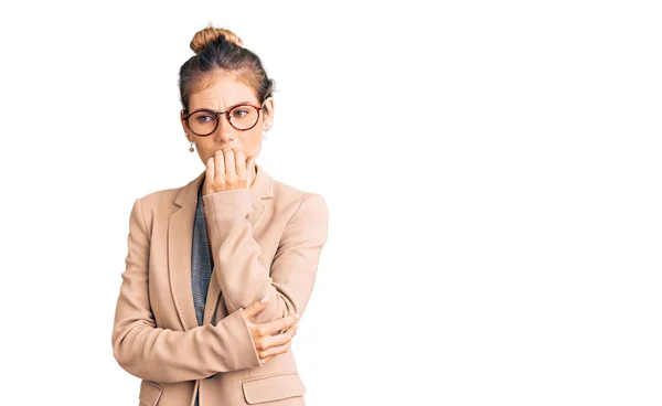 Hermosa Mujer Caucásica Con Cabello Rubio Vistiendo Chaqueta Negocios Gafas — Foto de Stock