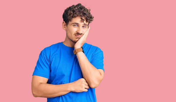 Jovem Homem Bonito Com Cabelo Encaracolado Vestindo Roupas Casuais Pensando — Fotografia de Stock