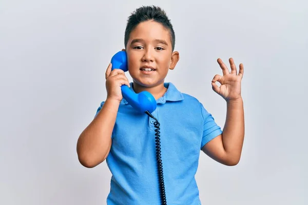 Menino Hispânico Garoto Falando Através Telefone Vintage Fazendo Sinal Com — Fotografia de Stock