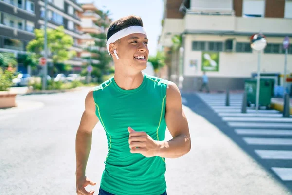 Joven Deportista Hispano Sonriendo Feliz Corriendo Por Calle Ciudad — Foto de Stock