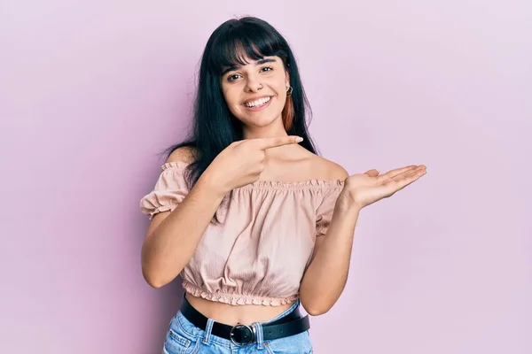 Jong Hispanic Meisje Dragen Casual Kleding Verbaasd Glimlachen Naar Camera — Stockfoto