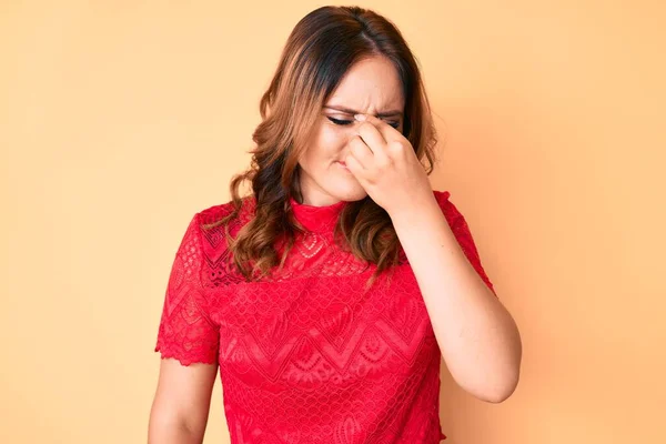 Jovem Mulher Branca Bonita Vestindo Roupas Casuais Cansado Esfregando Nariz — Fotografia de Stock