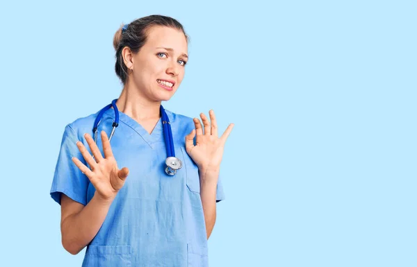 Ung Vacker Blond Kvinna Bär Läkare Uniform Och Stetoskop Äcklad — Stockfoto