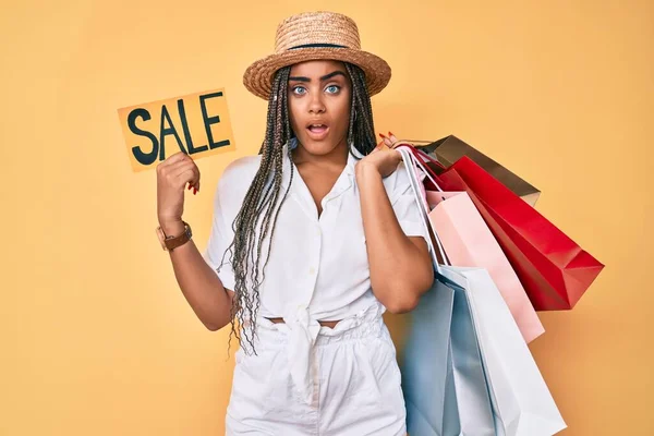 Junge Afrikanisch Amerikanische Frau Mit Zöpfen Einkaufstaschen Und Verkaufsbanner Schockgesicht — Stockfoto