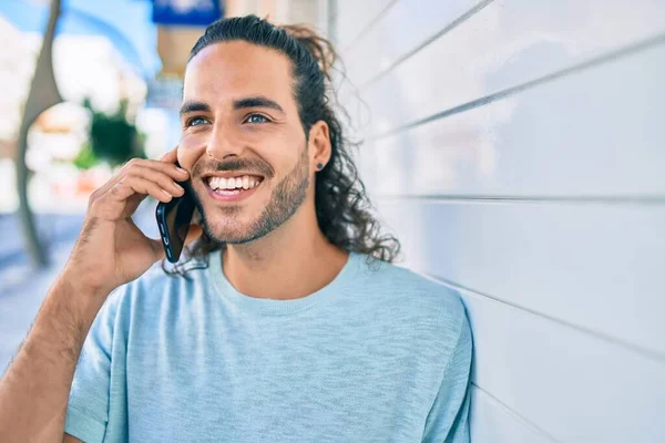 Jonge Latino Man Glimlachend Gelukkig Praten Smartphone Leunend Muur — Stockfoto