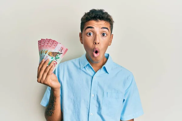 Joven Hombre Afroamericano Guapo Sosteniendo 100 Billetes Nueva Zelanda Dólares —  Fotos de Stock