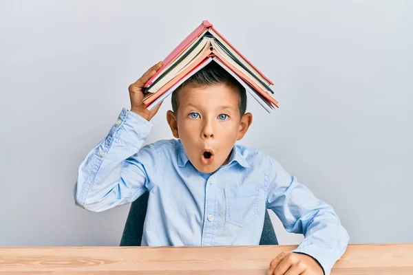 Entzückende Kaukasische Kind Mit Buch Auf Dem Kopf Verängstigt Und — Stockfoto