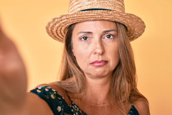 Mujer Hispana Mediana Edad Con Sombrero Verano Tomando Selfie Relajado — Foto de Stock