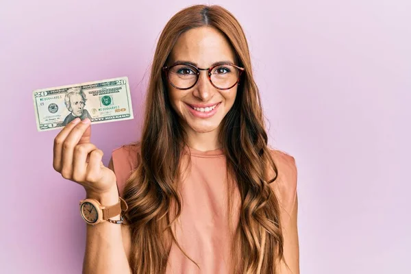 Mladá Brunetka Žena Drží Dolarů Bankovka Vypadá Pozitivně Šťastně Stojící — Stock fotografie