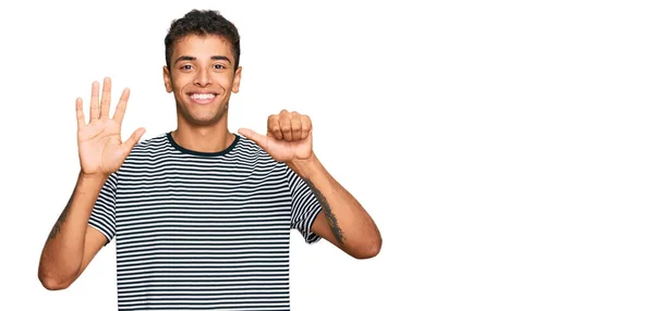 年轻英俊的非洲裔美国男人穿着休闲装 手指点点六号 面带微笑 自信而快乐 — 图库照片