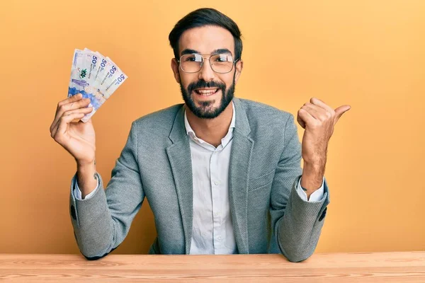 Jovem Hispânico Com Barba Segurando Pesos Colombianos Gritando Orgulhoso Comemorando — Fotografia de Stock