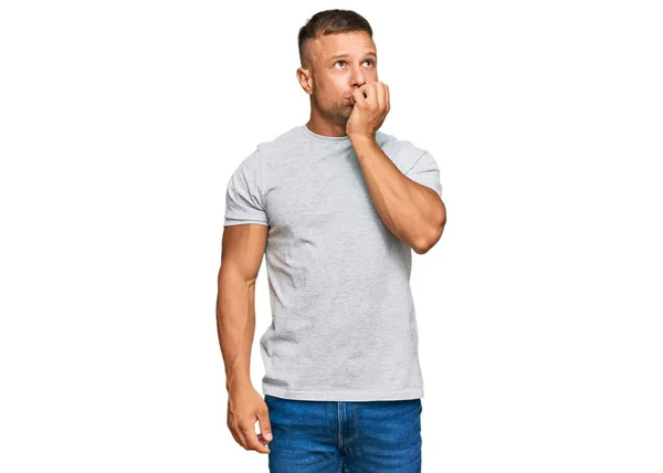 Hübscher Muskelmann Lässigem Grauen Shirt Der Gestresst Und Nervös Wirkt — Stockfoto