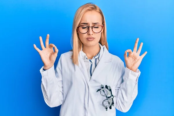 Mulher Oculista Branca Bonita Vestindo Roupão Óculos Optometria Relaxar Sorrir — Fotografia de Stock