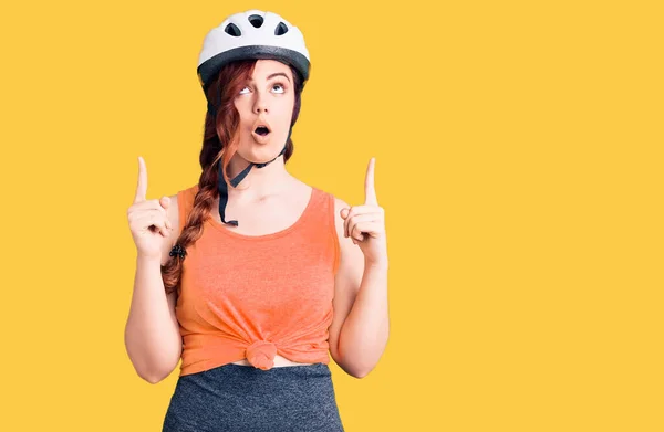 Bisiklet Kaskı Takan Genç Güzel Bir Kadın Şaşırmış Şaşırmış Bir — Stok fotoğraf