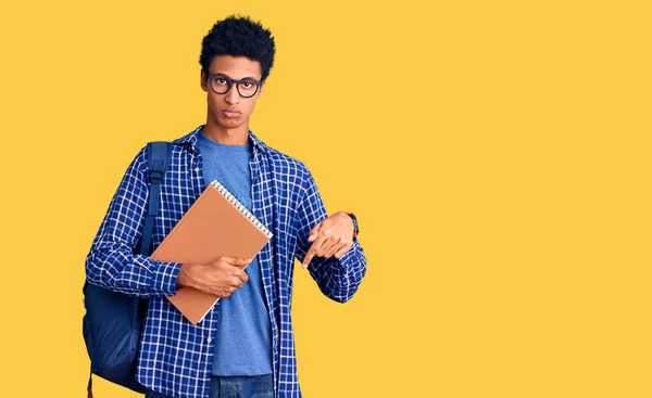 Jovem Afro Americano Usando Mochila Estudantil Segurando Livro Apontando Para — Fotografia de Stock