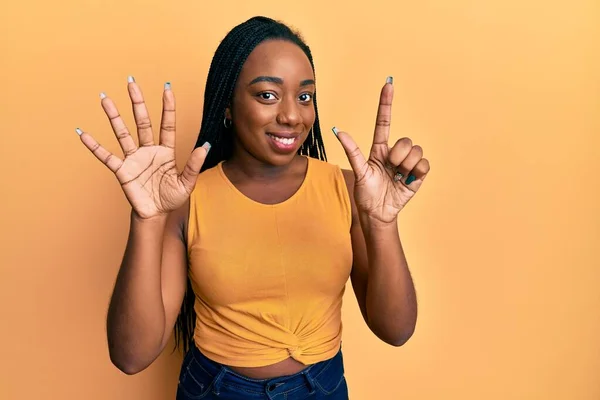 Молодая Африканская Американка Повседневной Одежде Показывает Показывает Пальцами Номер Семь — стоковое фото