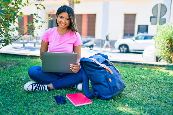 若いラテン語の学生の女の子笑顔幸せ使用してノートパソコンで大学のキャンパス — ストック写真